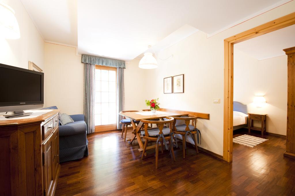كاريسولو Holidays Dolomiti Apartment Resort الغرفة الصورة
