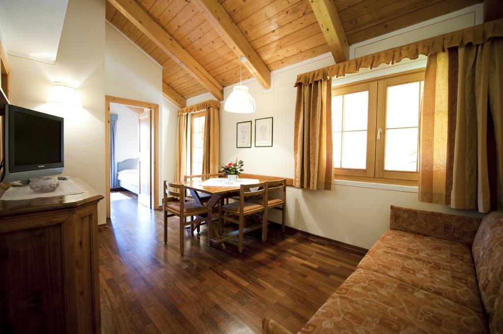 كاريسولو Holidays Dolomiti Apartment Resort الغرفة الصورة