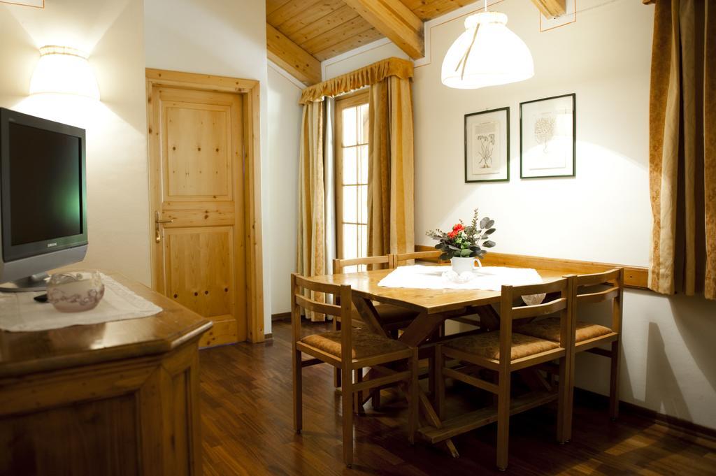 كاريسولو Holidays Dolomiti Apartment Resort الغرفة الصورة